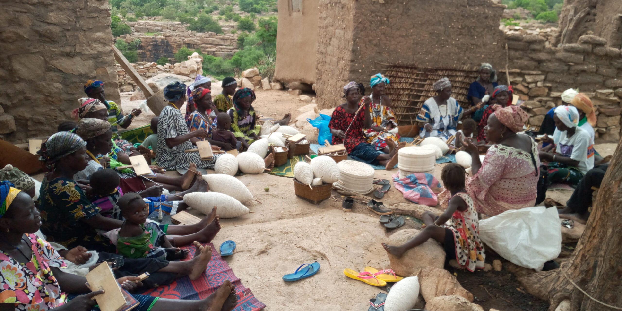 Appui-aux-femmes-de-Tounol-Na-en-materiels-de-filature-de-coton-2